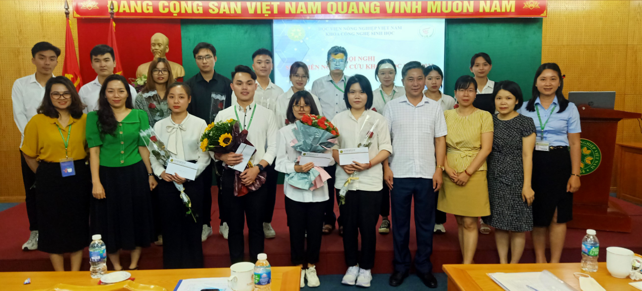 Đại diện các nhóm nghiên cứu chụp ảnh lưu niệm cùng thầy/cô