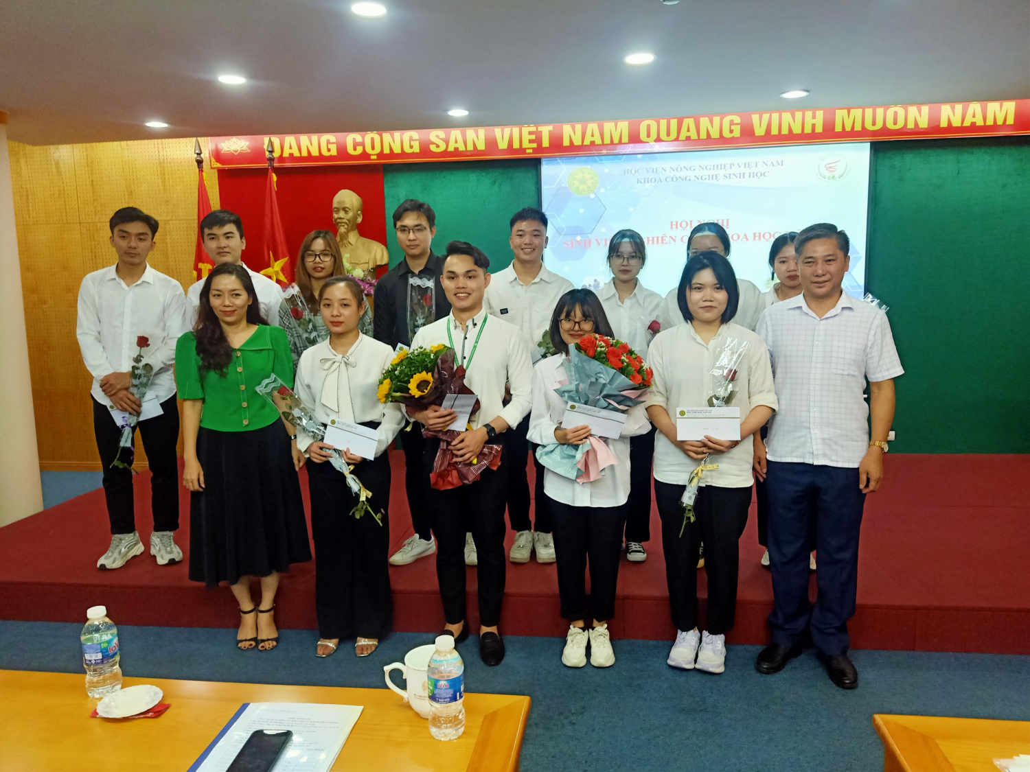 Hội đồng đánh giá trao giải thưởng cho các nhóm sinh viên